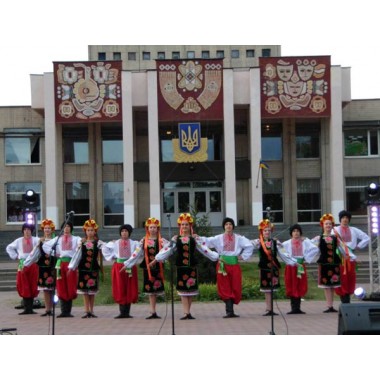 Український народний костюм для танцювального колективу